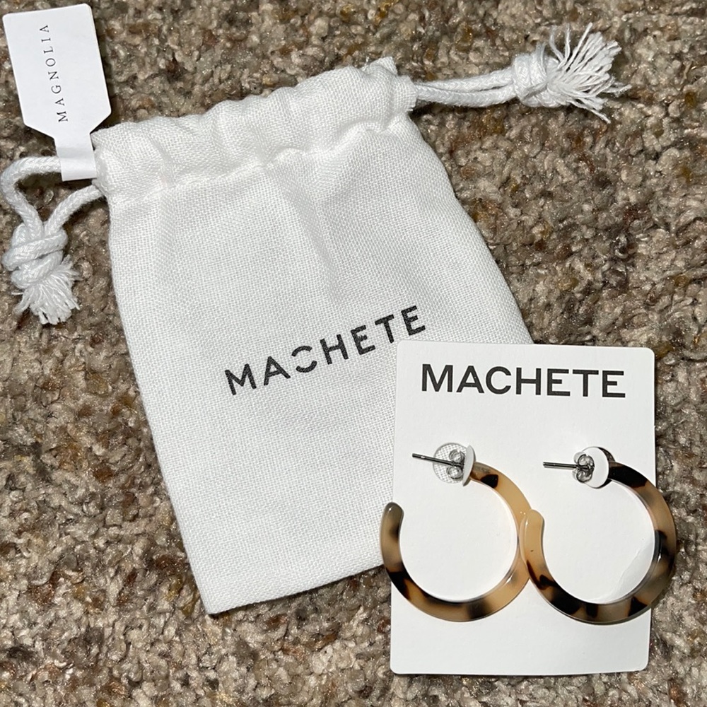Machete tortoise shell hoop earrings